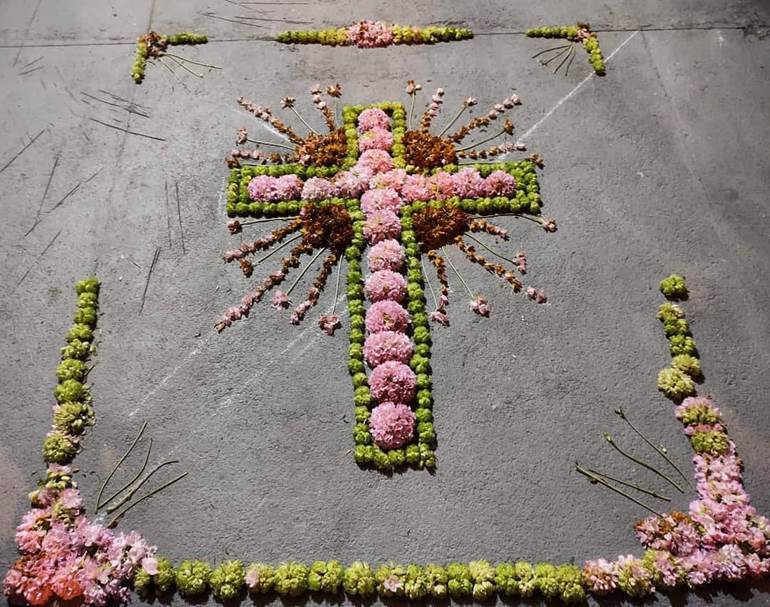 Tapete de cruz feito com flores