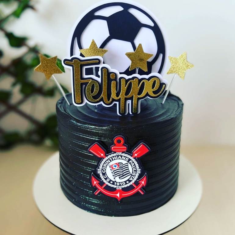 Bolo preto com topper de bola de futebol