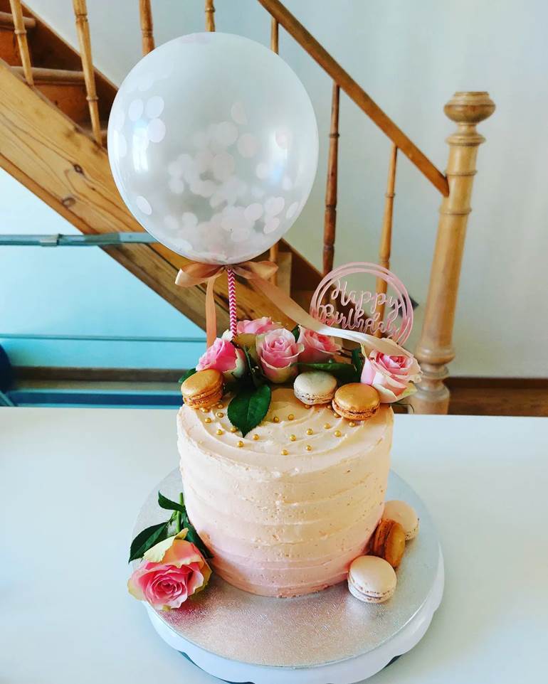 Bolo com balão, rosas e macarons 