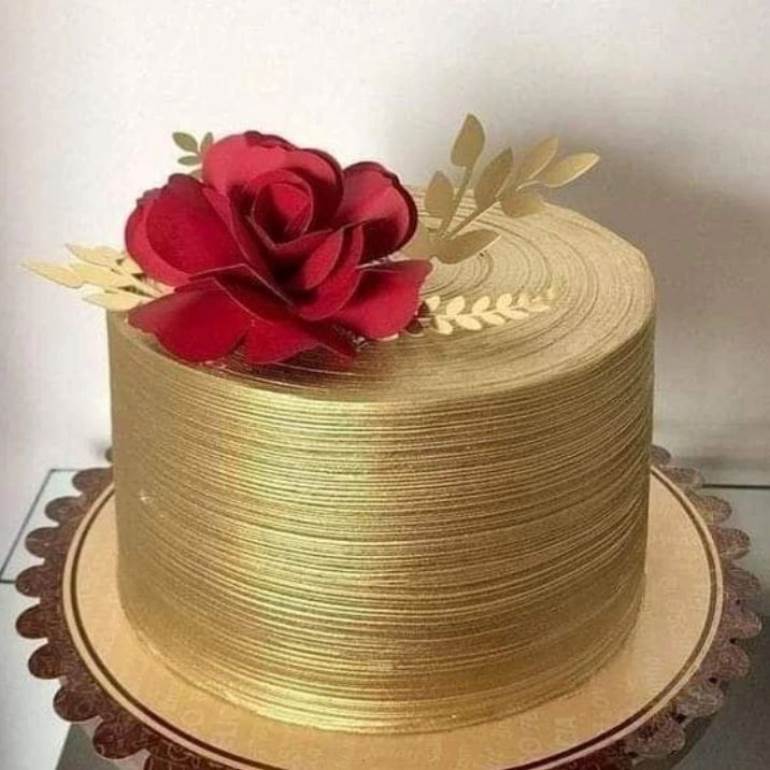 Bolo dourado com rosa de papel