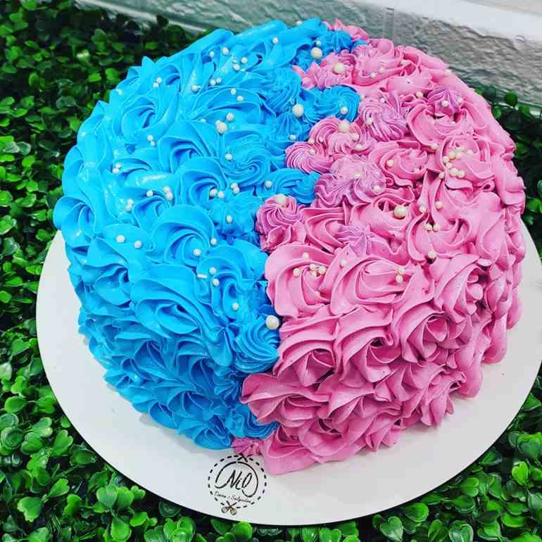 Bolo chantilly azul e rosa