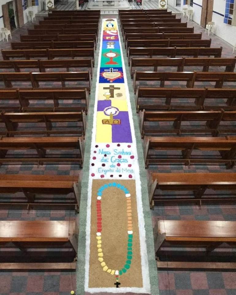 Tapetes coloridos com símbolo religiosos