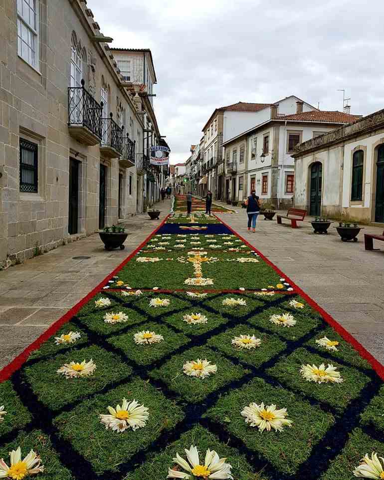 Tapetes com flores em fundo verde