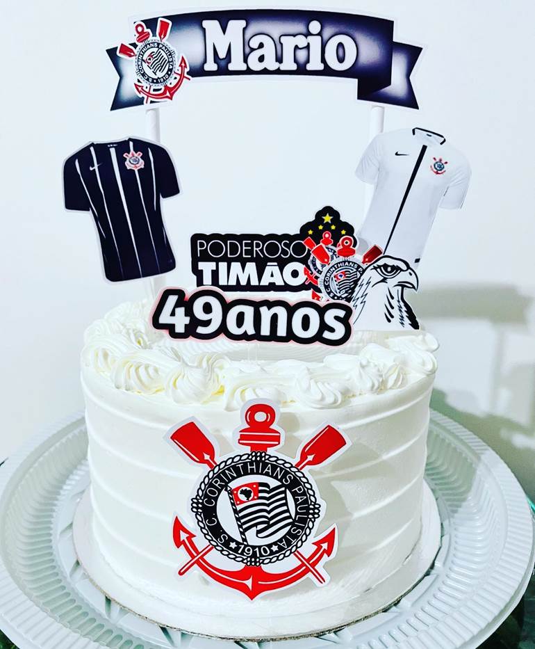 Bolo branco com escudo de futebol