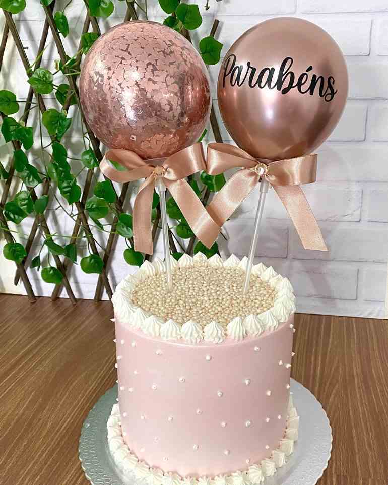 Bolo com balão rosa pastel 