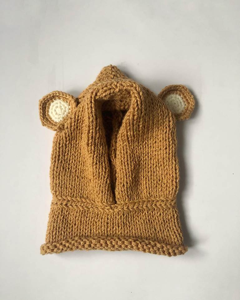 Gorro com orelhas de urso marrom