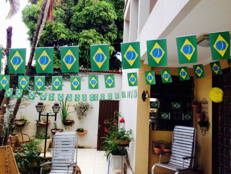 Bandeiras penduradas para Copa do Mundo