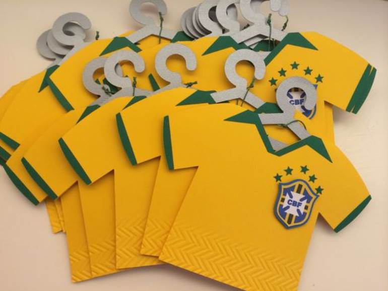 Camisa do Brasil em papel para Copa do Mundo