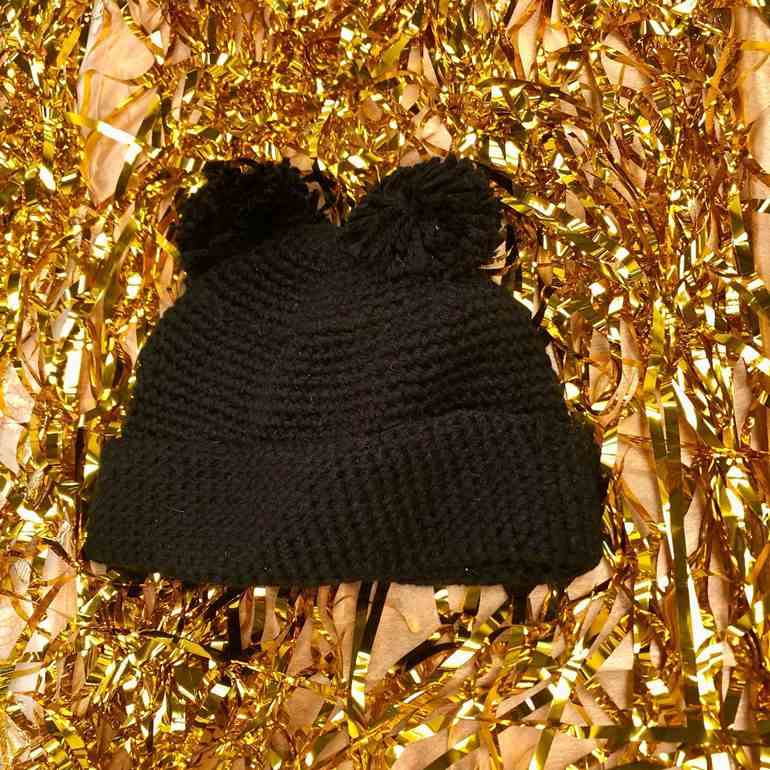 Gorro preto com pompons 