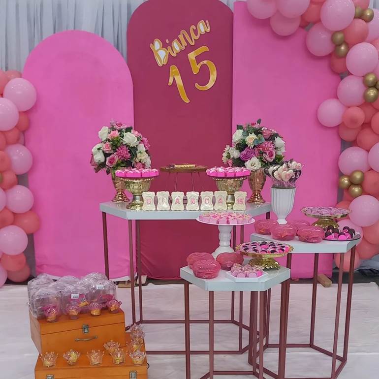 Decoração rosa de quinze anos com balões