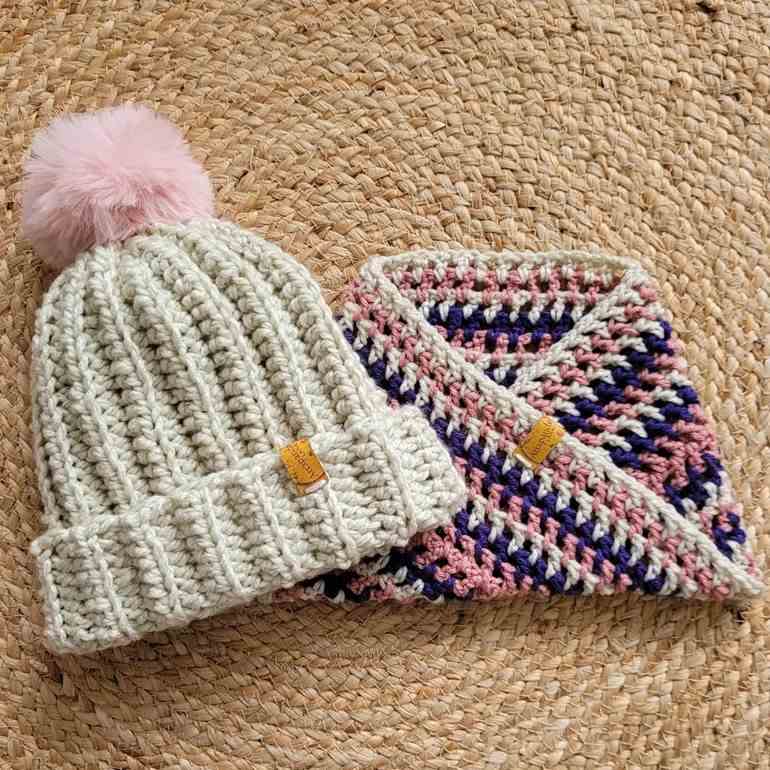 Gorro bege e rosa com pompom