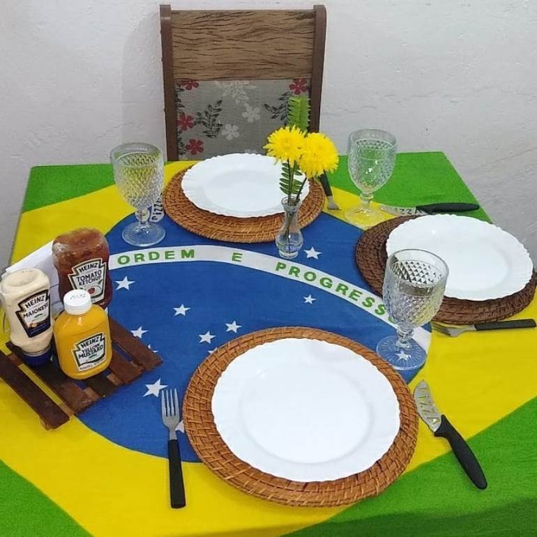 Bandeira na mesa posta para Copa do Mundo