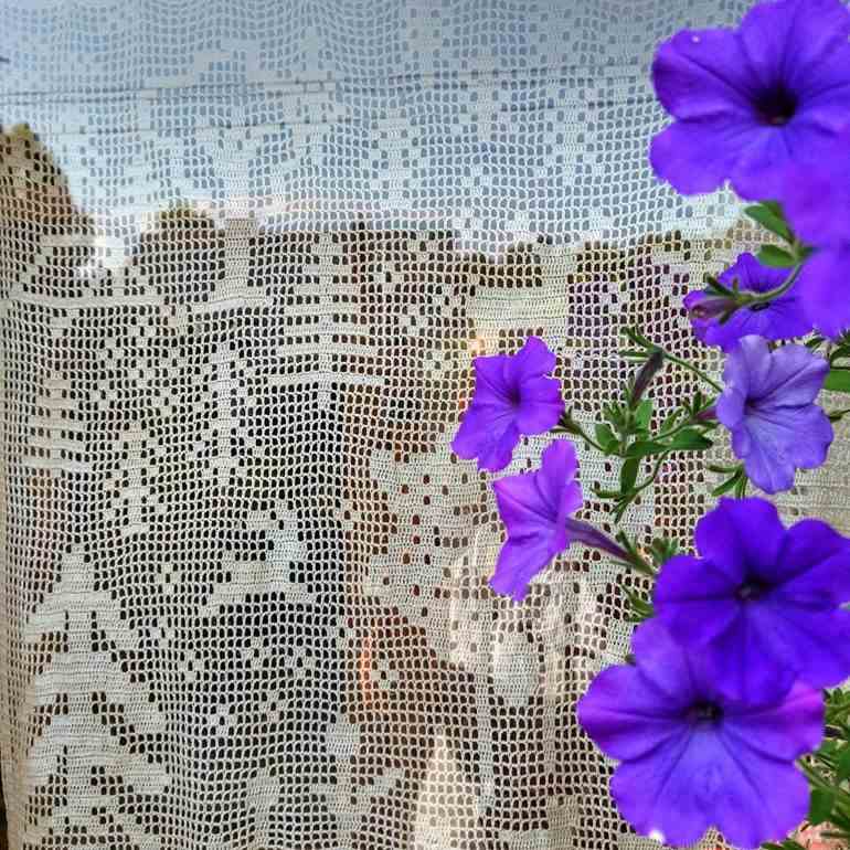 Cortina de janela com flores