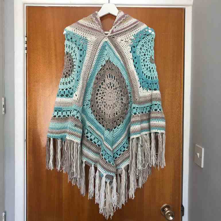 Poncho cinza e azul longo