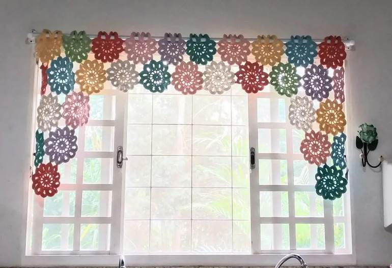 Cortina de flores coloridas em cozinha