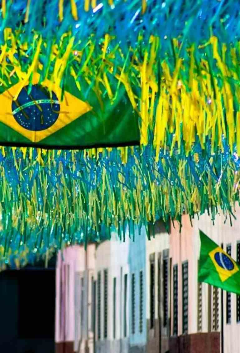 Bandeiras da copa do mundo na rua