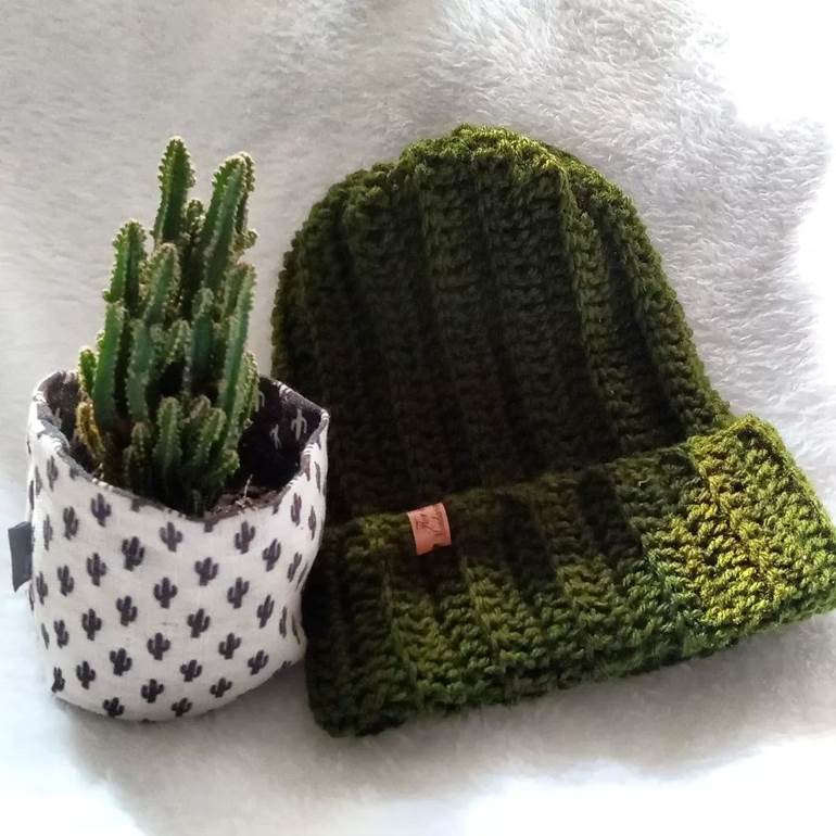 Gorro verde escuro com cactos