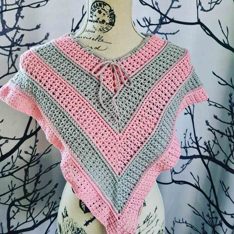 Poncho cinza com rosa claro