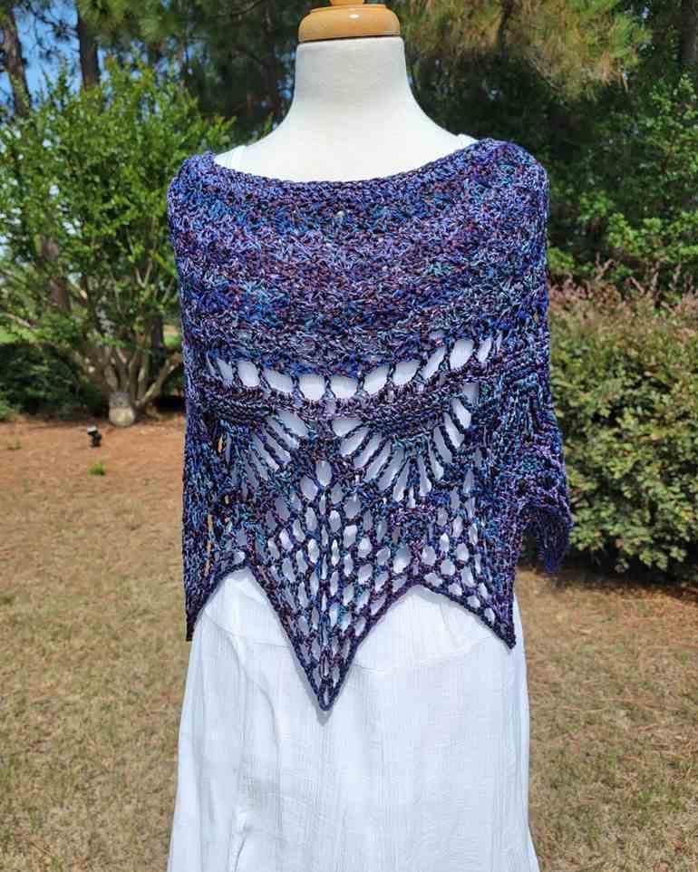 Poncho azul escuro com pontas