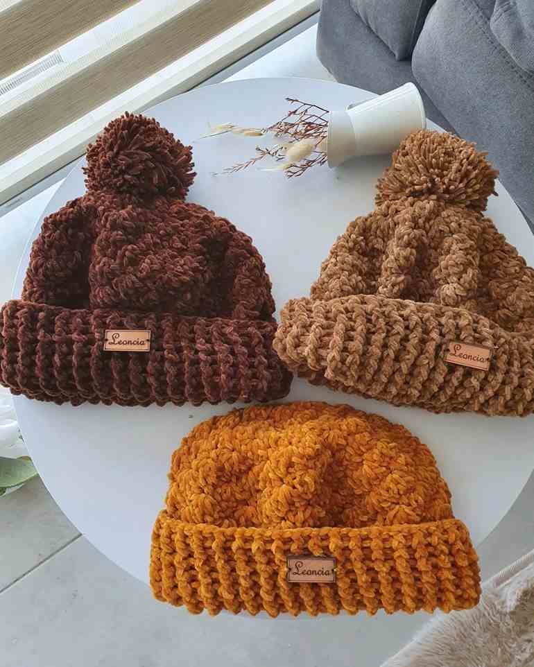 Trio de gorros em tons terrosos 