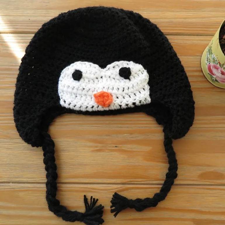 Gorro em formato de pinguim infantil