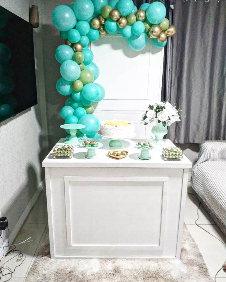 Decoração simples e barata com balões verdes 