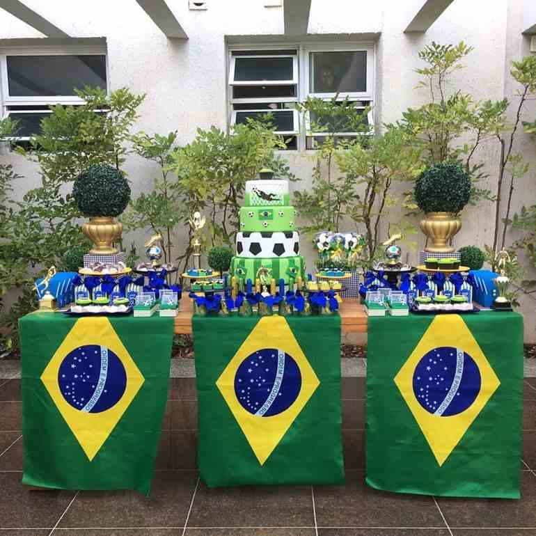 Aniversário de copa do mundo com bandeiras