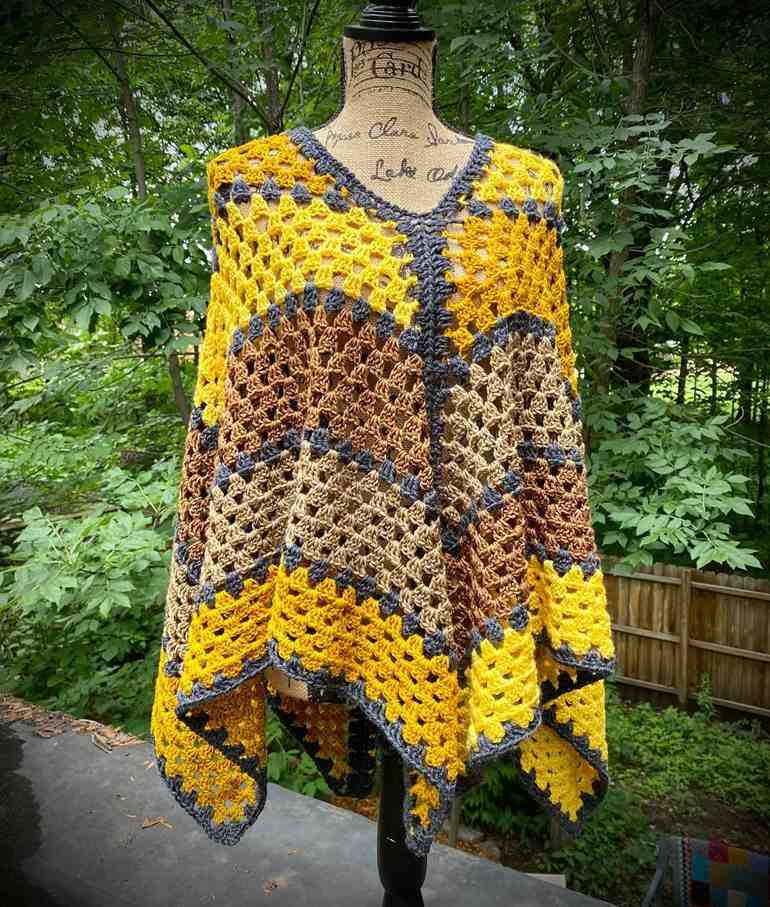 Poncho longa amarelo e marrom