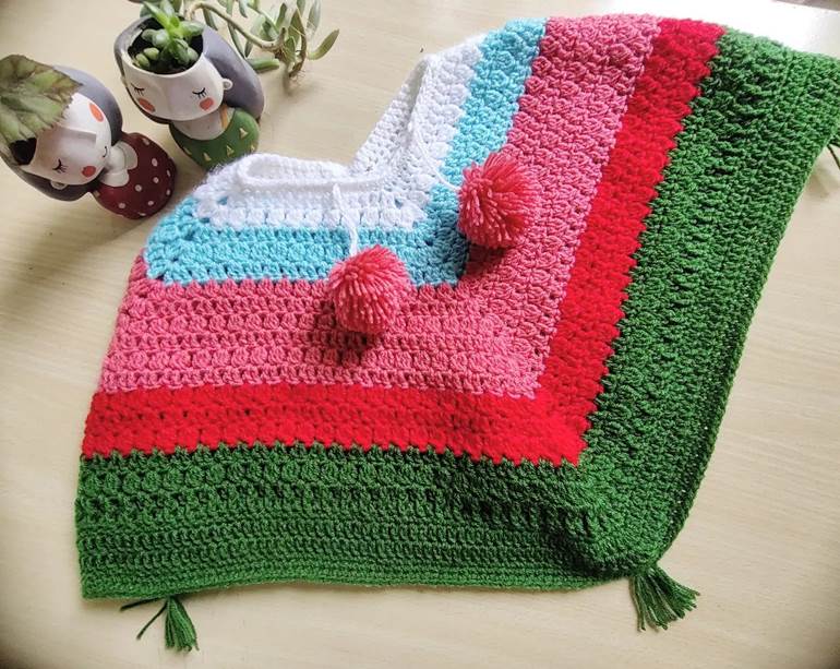 Poncho com listras e pompom