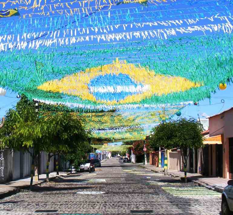 Bandeira do Brasil em fitas na rua para Copa do Mundo