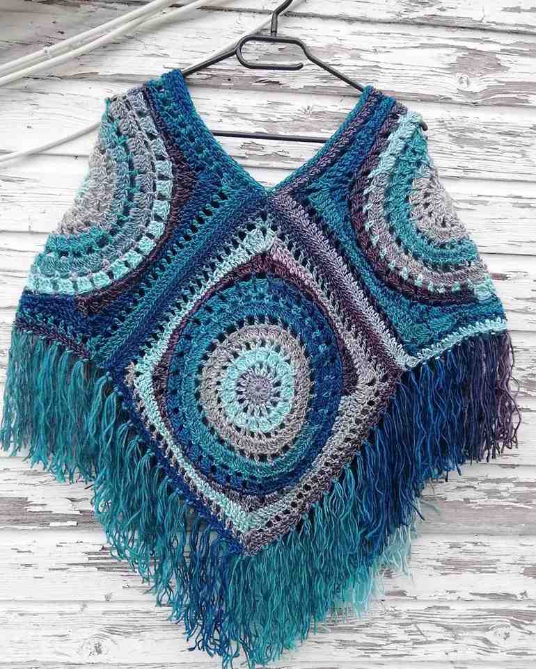 Poncho azul com desenhos geométricos 