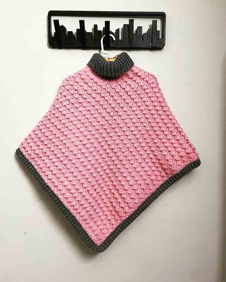 Poncho rosa com detalhes pretos