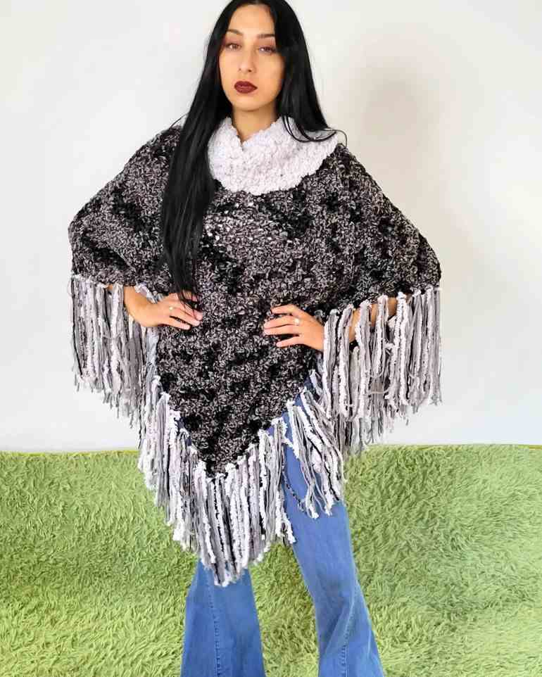 Poncho escuro com gola feminino