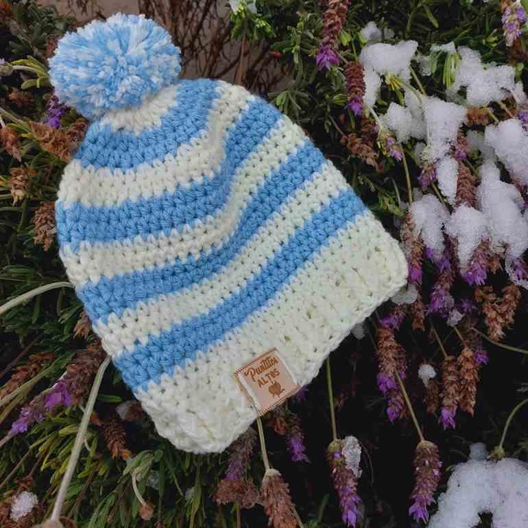 Gorro listrado branco e azul