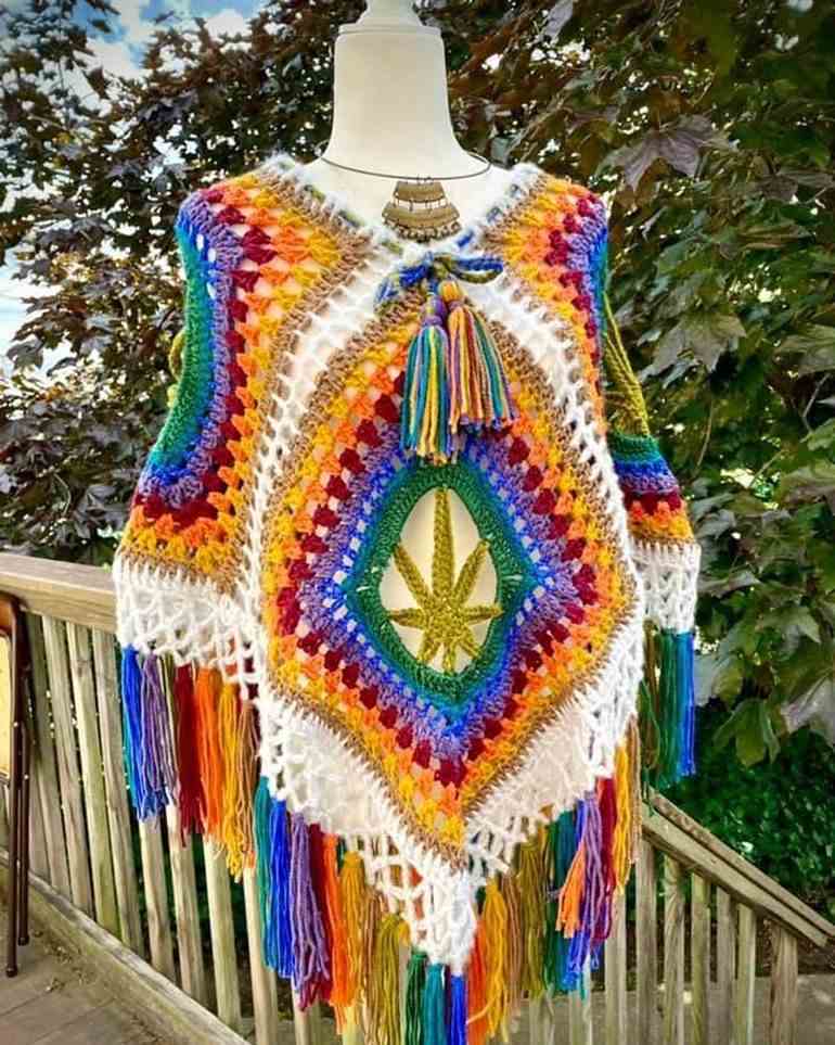 Poncho colorido com detalhes brancos