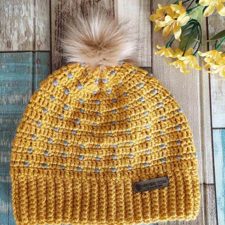 Gorro amarelo com pompom