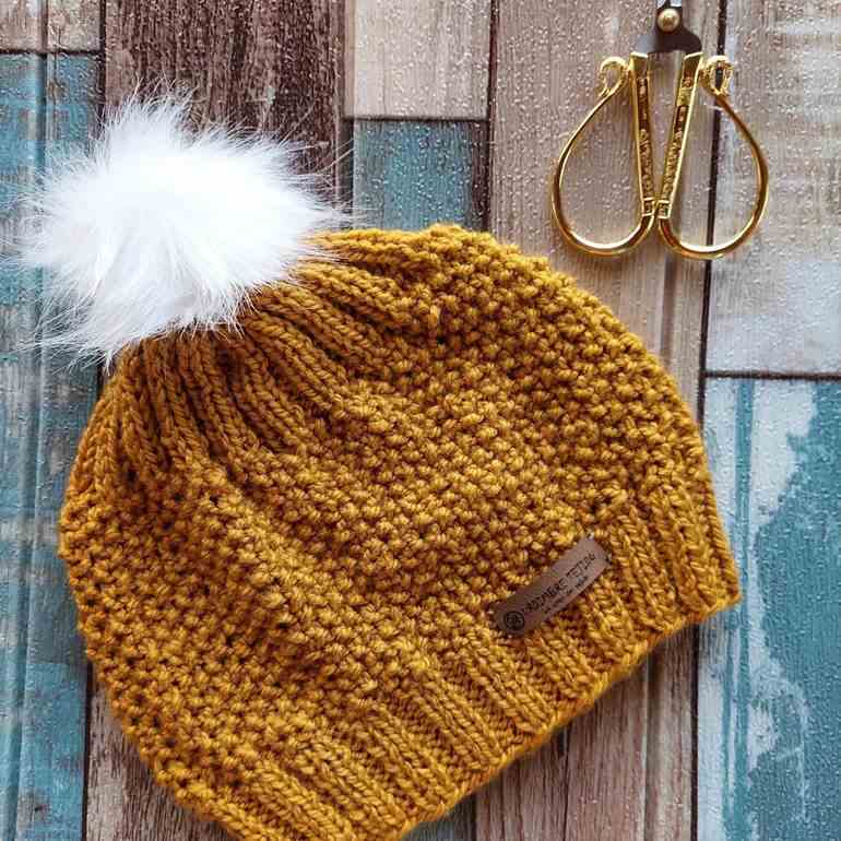 Gorro mostarda com pompom branco