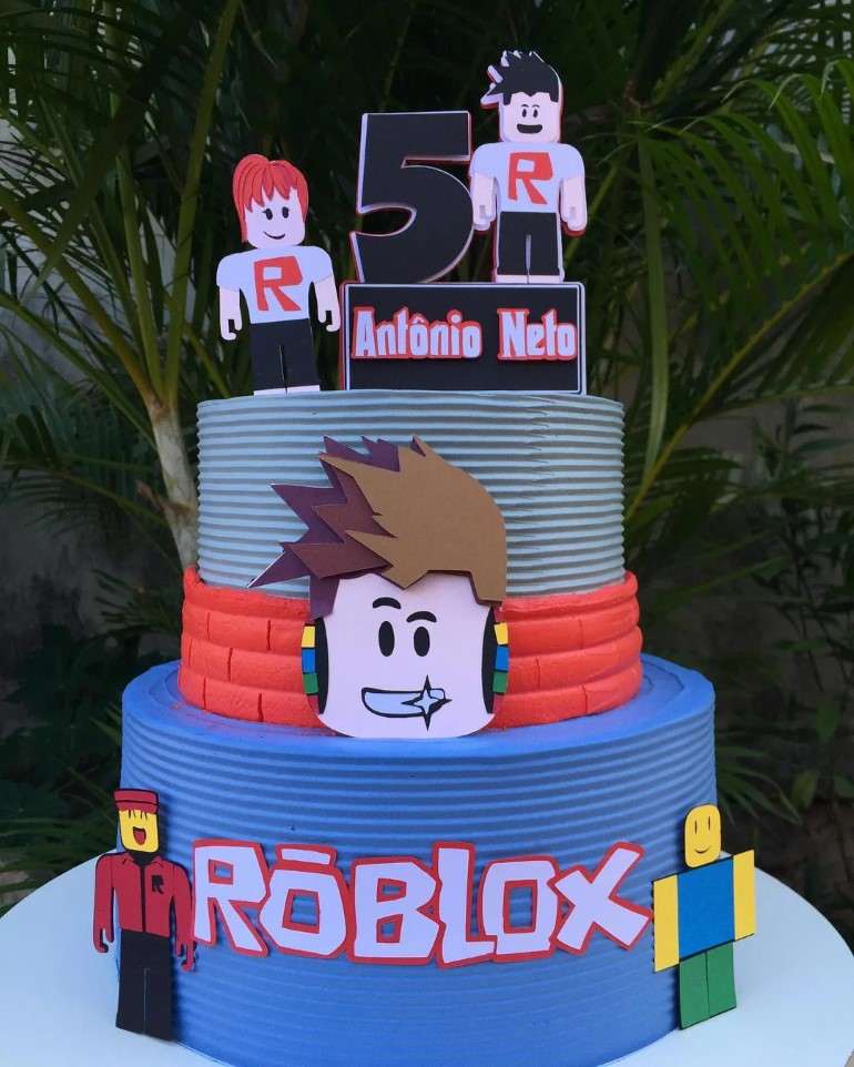 Decorando bolo de 2 andares! Tema Roblox 🤖💙💚❤️ #confeitaria #confe