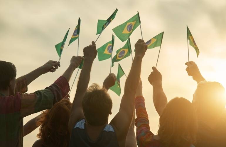 Pessoas segurando bandeira do Brasil