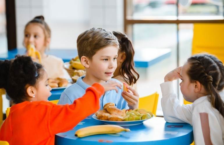 Crianças conversando sobre folclore