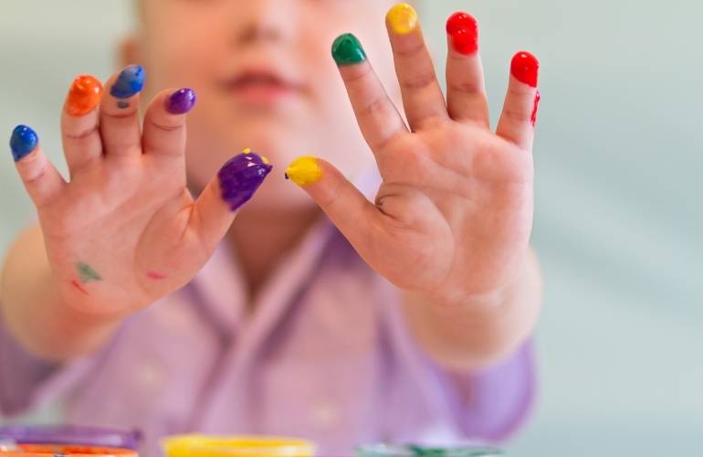 Pintando com dedos no dia da árvore