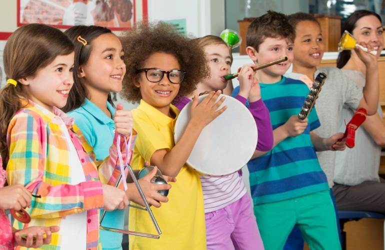 Crianças fazendo música dia do professor