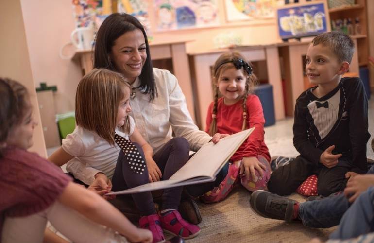 Dia do folclore contação de histórias