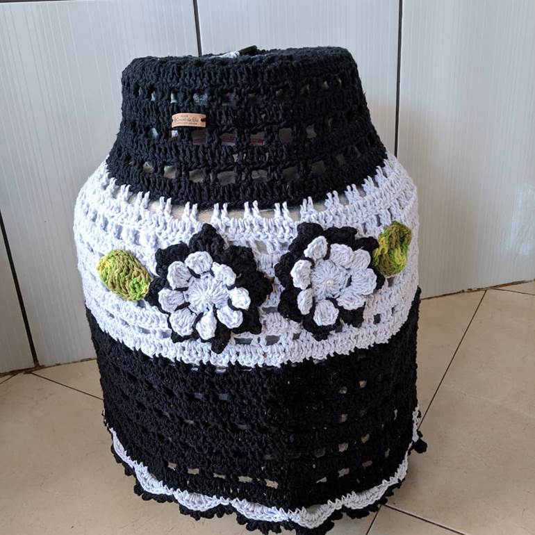 Capa de crochê com flores preto e brancas