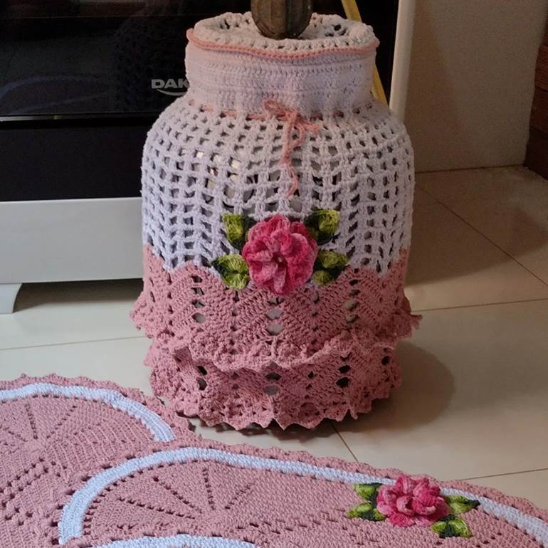 Capa de botijão com flor rosa