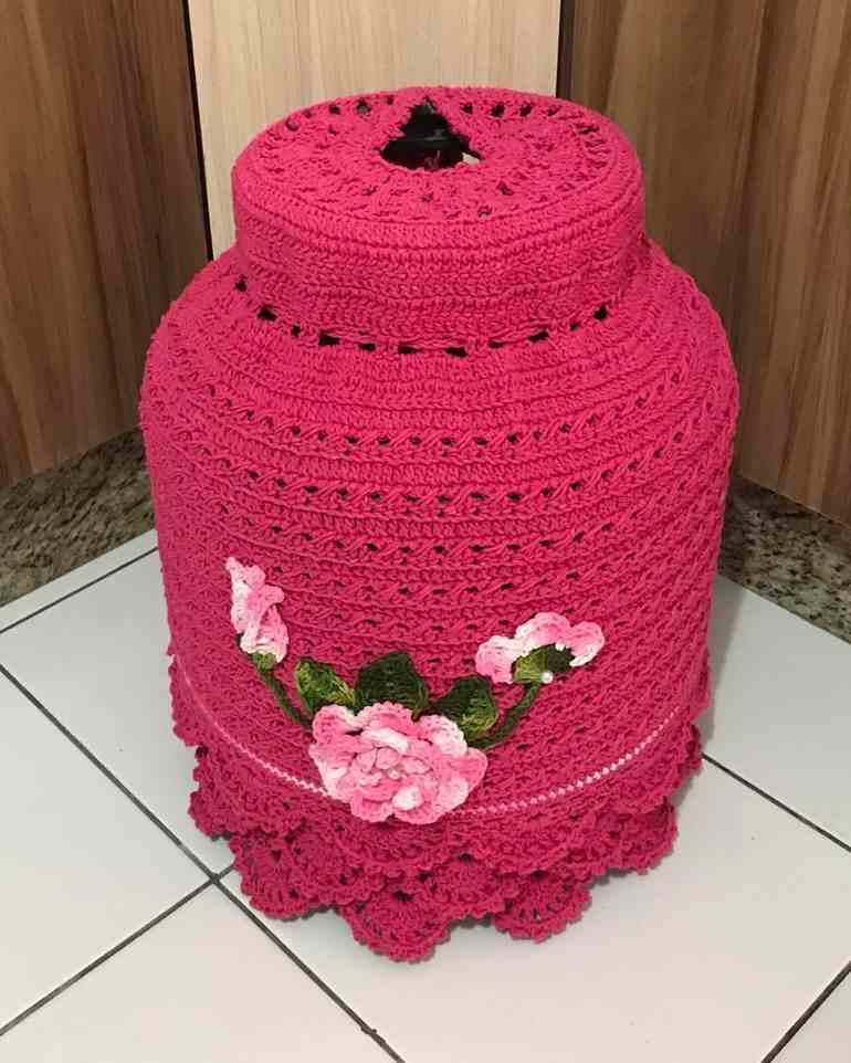 Capa de crochê rosa com flor