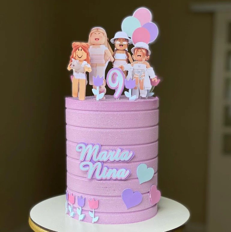 Bolo Roblox para comemorar os 9 anos da Nina! Tivemos também cupcakes e  pirulitos personalizados com o tema, inspirado no avatar da…