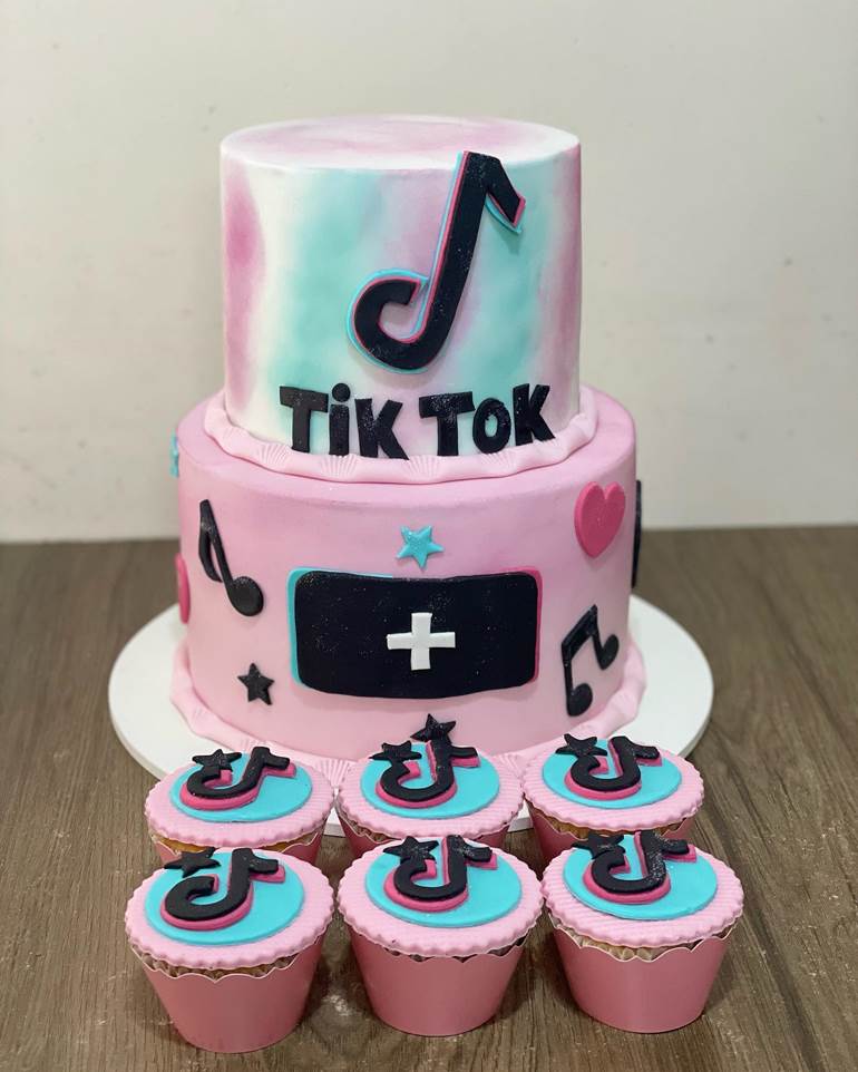 bolo roblox feminino｜Pesquisa do TikTok