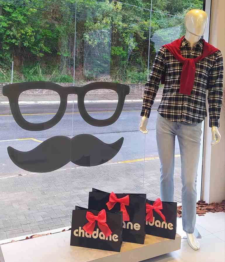 Vitrine com bigode e oculos