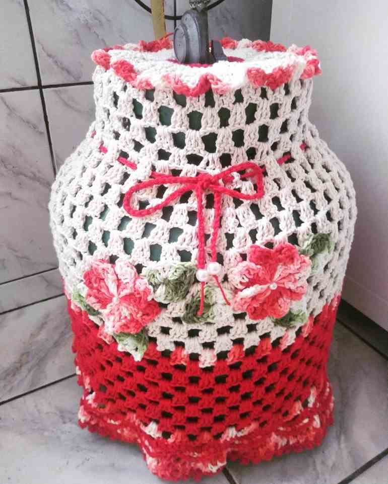 Capa de crochê com flores vermelhas